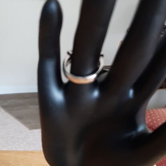 Cubic zeconia ring with large center stone and 5 smaller stones on either side - Picture 4 of 4